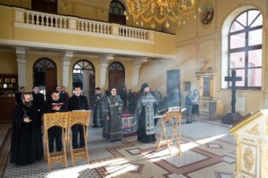Литургия Преждеосвященных Даров на Архиерейском подворье — в храме святого апостола и евангелиста Иоанна Богослова