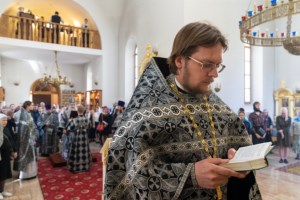 Литургия Преждеосвященных Даров, малое повечерие и утреня Великого Четвертка на Архиерейском подворье — в храме во имя святых равноапостольных Мефодия и Кирилла при СГУ