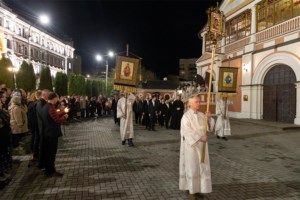 Митрополит Лонгин совершил пасхальное богослужение