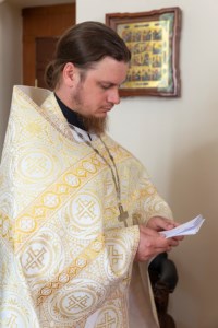 Божественная литургия на Архиерейском подворье — в храме в честь иконы Божией Матери «Утоли моя печали» г. Саратова