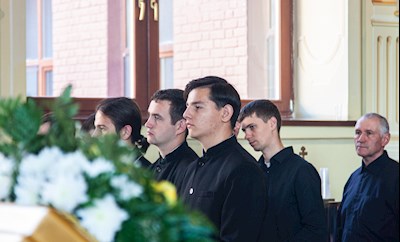 Божественная литургия на Архиерейском подворье — в храме во имя святого апостола и евангелиста Иоанна Богослова при СПДС
