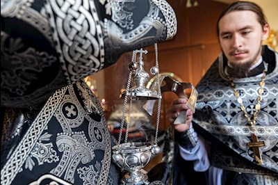 Литургия Преждеосвященных Даров на Архиерейском подворье – в храме в честь иконы Божией Матери «Утоли моя печали» г. Саратова