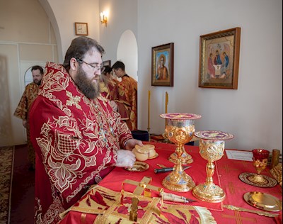 Митрополит Игнатий совершил Божественную литургию в храме Святых Царственных страстотерпцев поселка Дубки