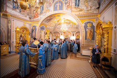 Митрополит Игнатий совершил вечернее богослужение с чтением акафиста Пресвятой Богородице в Свято-Троицком кафедральном соборе г. Саратова