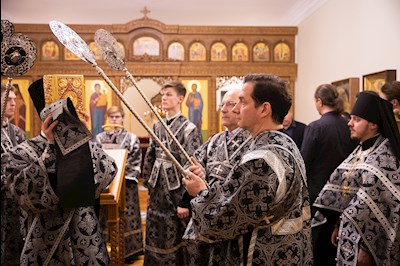 Митрополит Игнатий совершил ночную Литургию Преждеосвященных Даров в крестовом храме священномученика Гермогена, епископа Тобольского (Саратовского и Царицынского)