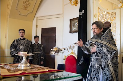 Митрополит Игнатий совершил Литургию Преждеосвященных Даров в храме святого апостола и евангелиста Иоанна Богослова при СПДС