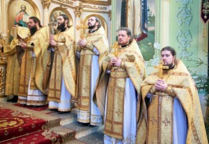 Божественная литургия в храме в честь Покрова Пресвятой Богородицы города Саратова