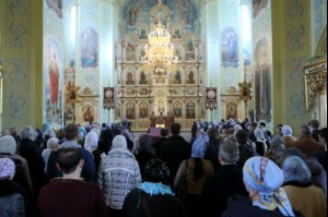 В Великий Четверг Митрополит Лонгин совершил Литургию Василия Великого и Чин умовения ног