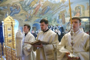 Митрополит Лонгин совершил Царские часы, Изобразительны, Великую вечерню и Крещальную литургию в Свято-Троицком кафедральном соборе Саратова