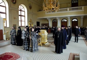 Утреннее богослужение на Архиерейском подворье — храме во имя святого апостола и евангелиста Иоанна Богослова при СПДС