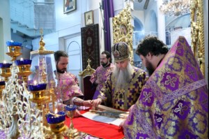 Божественная литургия и панихида в храме во имя Всех Святых, в земле Российской просиявших г. Саратова