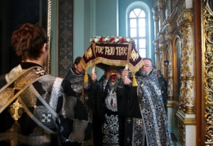 Митрополит Лонгин совершил вечерню с выносом Плащаницы