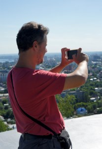 Вокалисты сводного русско-американского мужского хора побывали на обзорной экскурсии по Саратову