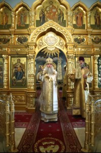 Митрополит Лонгин и Епископ Пахомий совершили Божественную литургию в Троицком соборе и молебен перед главной святыней Саратовской земли — образом Спаса Нерукотворного