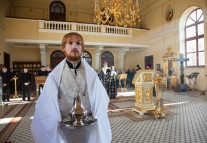 Литургия Преждеосвященных Даров на Архиерейском подворье — храме во имя святого апостола и евангелиста Иоанна Богослова при Саратовской православной духовной семинарии