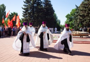 В День памяти и скорби на Воскресенском кладбище Саратова совершена заупокойная лития