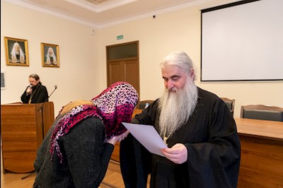 Митрополит Лонгин вручил сертификаты первым слушателям курсов для распространителей церковной утвари