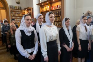 Литургия Преждеосвященных Даров, малое повечерие и утреня Великого Четвертка на Архиерейском подворье — в храме во имя святых равноапостольных Мефодия и Кирилла при СГУ