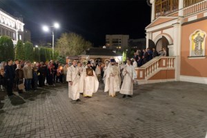 Митрополит Лонгин совершил пасхальное богослужение