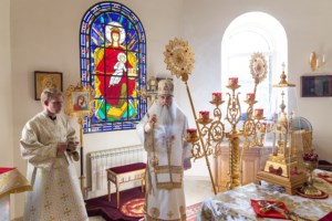 Божественная литургия на Архиерейском подворье — в храме в честь иконы Божией Матери «Утоли моя печали» г. Саратова