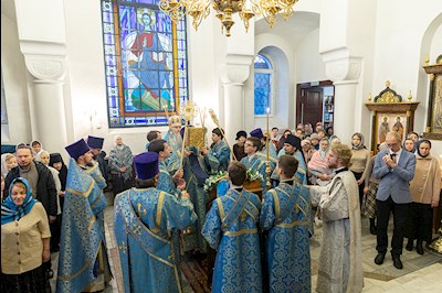 Божественная литургия на Архиерейском подворье – в храме в честь иконы Божией Матери «Утоли моя печали» г. Саратова