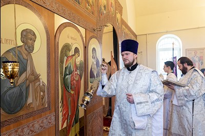 Божественная литургия в храме во имя святого праведного Лазаря Четверодневного на Новоелшанском кладбище г. Саратова