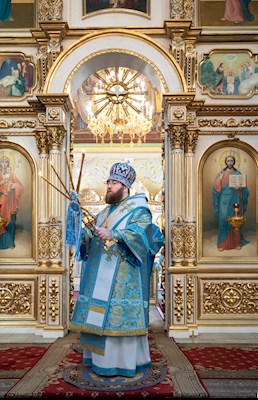 Митрополит Саратовский и Вольский Игнатий совершил вечерню в соединении с Литургией Иоанна Златоуста в Покровском соборе г. Саратова