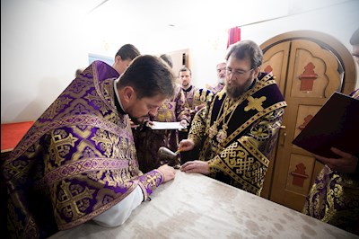 Митрополит Игнатий совершил Великое освящение Крестовоздвиженского подворья Свято-Алексиевского женского монастыря г. Саратова и Божественную литургию в новоосвященном храме