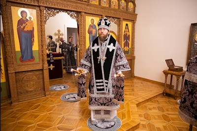 Митрополит Игнатий совершил ночную Литургию Преждеосвященных Даров в крестовом храме священномученика Гермогена, епископа Тобольского (Саратовского и Царицынского)