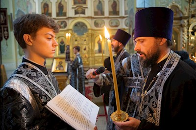 Митрополит Игнатий совершил великое повечерие с чтением Великого покаянного канона преподобного Андрея Критского в Покровском соборе г. Саратова