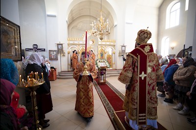 Митрополит Игнатий совершил Божественную литургию пасхальным чином в храме святого пророка Илии п. Сенной Вольского района