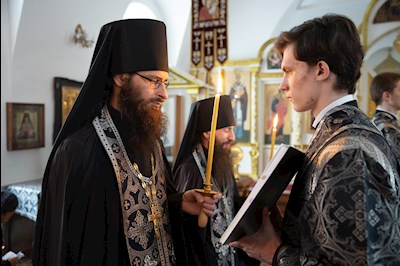 Митрополит Игнатий совершил великое повечерие с чтением Великого покаянного канона преподобного Андрея Критского в Спасо-Преображенском мужском монастыре г. Саратова