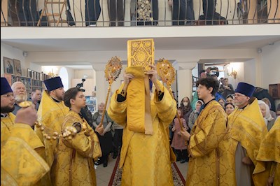 Митрополит Игнатий совершил Божественную литургию в Трехсвятительском храме г. Саратова