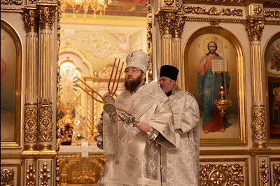 Митрополит Игнатий совершил Великую вечерню в соединении с Литургией святителя Василия Великого и чин Великого освящения воды в Покровском соборе г. Саратова