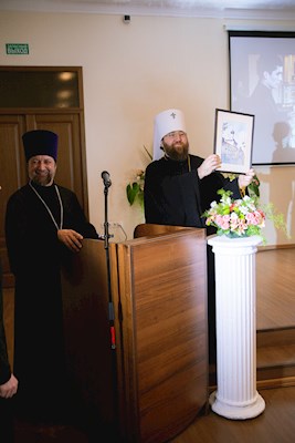 Митрополит Игнатий вручил дипломы выпускникам СПДС
