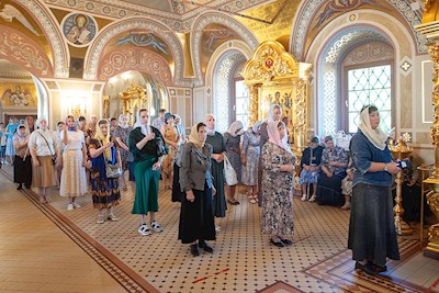 Митрополит Игнатий совершил Божественную литургию в Свято-Троицком кафедральном соборе Саратова
