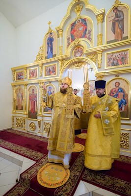 Митрополит Игнатий совершил Божественную литургию в Трехсвятительском храме г. Саратова