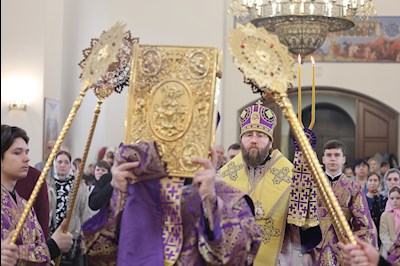 Митрополит Игнатий совершил Божественную литургию в соборном храме святителя Спиридона Тримифунтского г. Саратова