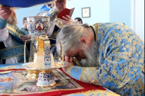 Божественная литургия в храме в честь Покрова Пресвятой Богородицы города Петровска
