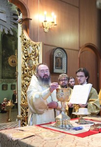 Архиепископ Элистинский и Калмыцкий Юстиниан совершил Божественную литургию в Духосошественском кафедральном соборе города Саратова