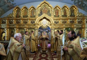 Божественная литургия в Свято-Троицком соборе Саратова