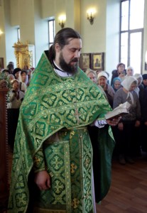 Божественная литургия на Архиерейском подворье — в храме во имя преподобного Серафима Саровского города Саратова