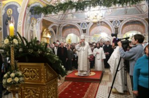 Митрополит Лонгин совершил Рождественское ночное богослужение