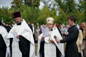 В канун празднования Собора Саратовских святых совершена панихида по убиенным в годы гонений на Воскресенском кладбище Саратова