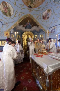 Митрополит Лонгин совершил Царские часы, Изобразительны, Великую вечерню и Крещальную литургию в Свято-Троицком кафедральном соборе Саратова