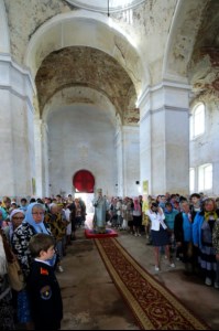 Божественная литургия в храме в честь Покрова Пресвятой Богородицы села Сокур Татищевского района