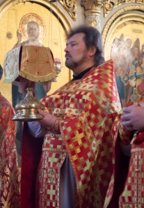 Архиепископ Элистинский и Калмыцкий Юстиниан совершил Божественную литургию и панихиду в Духосошественском храме г. Саратова