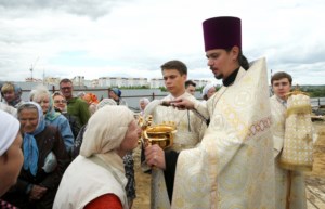 Митрополит Лонгин совершил чин освящения крестов и куполов строящегося храма во имя новомучеников и исповедников Саратовских г. Саратова