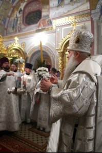 Митрополит Лонгин совершил Рождественское ночное богослужение