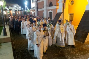 Митрополит Лонгин совершил пасхальное богослужение